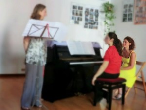 La maestra di canto Maria Francesca Gussetti durante una lezione